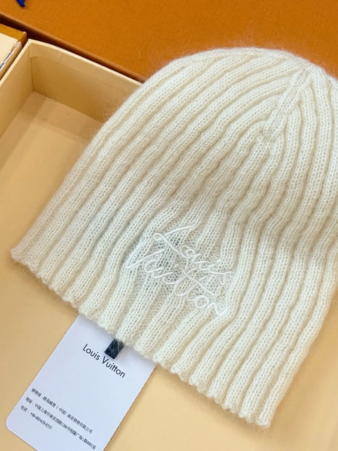 LOUIS VUITTON autumn and winter ski series cold hat ●Original version: purchased and developed for 4200 ●Item number: 1681972-A60 ●Fabric: wool blended fabric ●Technology: knitted ●Color: white/black ●Version: fitted version ●Description: Made of 100% Baby Cashmere (young cashmere), woven with a 28-needle worsted spinning process, the yarn fineness is 14.5 microns, and it feels light and soft. The main body of the hat has a vertical grooved texture, and is elastically wrapped using fixed-spacing stitching techniques to fit a head circumference of 56-58cm. The logo on the front of the hat adopts French satin embroidery technology, and the embroidery thread is made of high-gloss silk thread. The stitch density reaches 90 stitches/square centimeter. The font outline is smooth and not easy to fall off. The cap opening is ribbed with the same material, which has long-lasting elasticity and is not easy to loosen. The finished product is shaped by low-temperature steam to ensure that the hat shape is three-dimensional and crisp. The post-finishing process includes anti-pilling treatment, taking into account both luxurious texture and daily durability. The packaging comes with an exclusive dust bag, continuing the exquisite standards of the brand's high-end accessories. The overall wiring is straight and delicate, the fabric is comfortable and soft, and the color is consistent without color difference. It can be matched with the same style to create a fashionable look and control various occasions. Customized accessories, complete with three standards, same style for men and women!